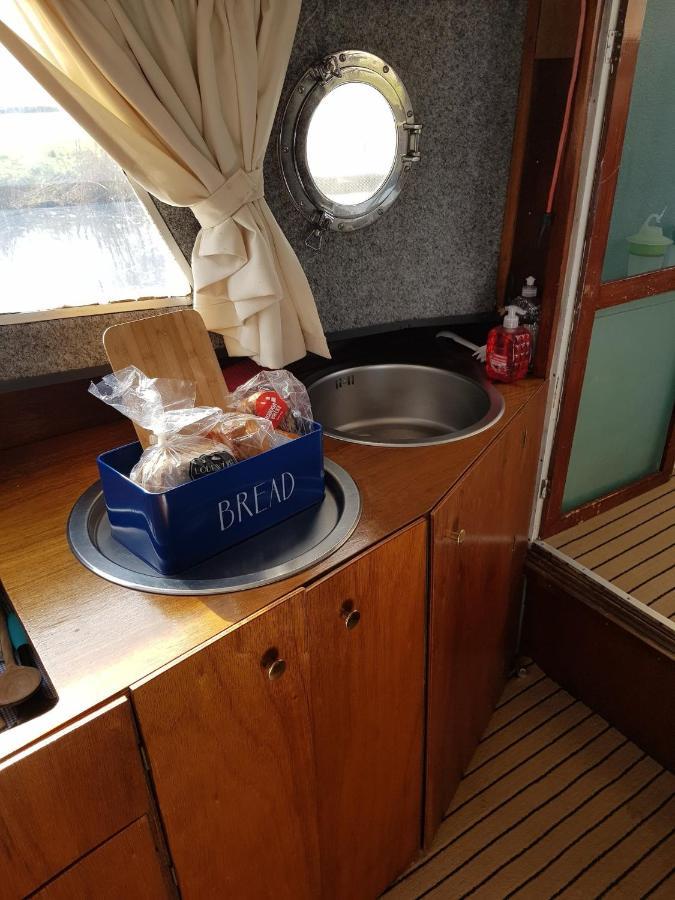 Boat Ella - Kamperen Op Het Water -Niet Om Mee Te Varen -Read Host Profile-Lees Hostprofiel Jutrijp Exteriör bild