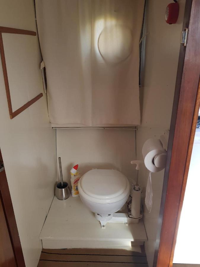 Boat Ella - Kamperen Op Het Water -Niet Om Mee Te Varen -Read Host Profile-Lees Hostprofiel Jutrijp Exteriör bild